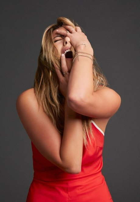 Chloe Bennet ヌード女優 画像