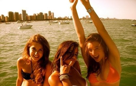 Chloe Bennet エロティックモデル 写真