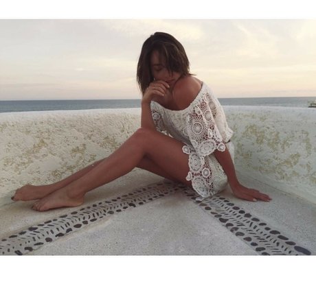 Chloe Bennet セクシーモデル 写真