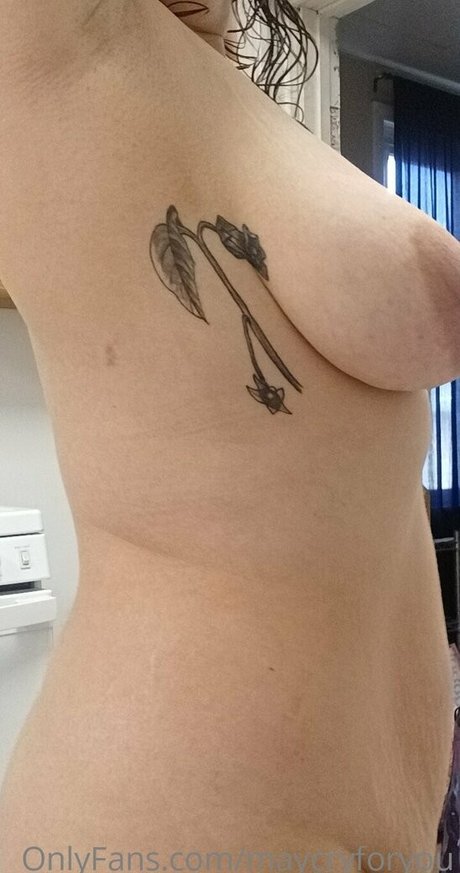 maycryforyou 裸のポルノスター 画像