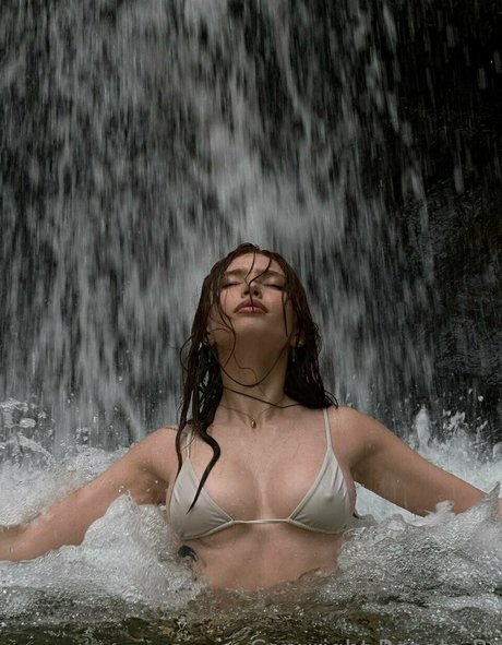 曲線美のクーガーオンリーファンズ ポルノ 写真