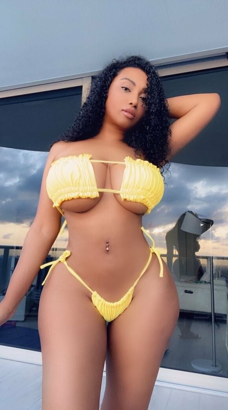 トランスティーンオンリーファンズ セクシー 写真