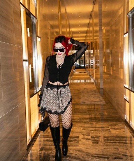 巻き毛のティーンズオンリーファンズ セクシーヌード 写真