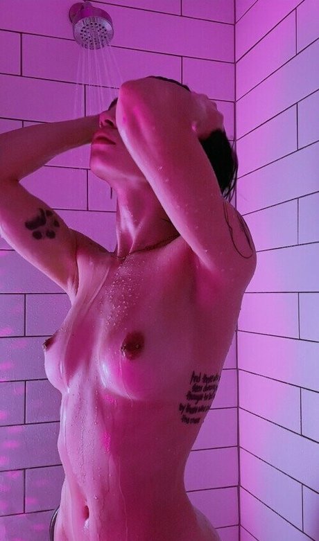 曲線美のシーメールオンリーファンズ セクシーヌード 写真