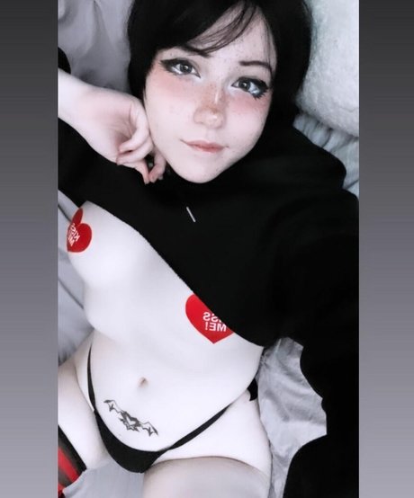 18歳のオンリーファンズ ポルノグラフィック 写真