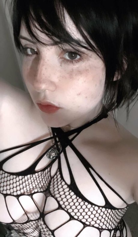 エモ フェムボーイ オンリーファンズ 美しい 写真