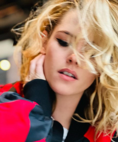 ブルネットのティーンオンリーファンズ アートポルノ 写真