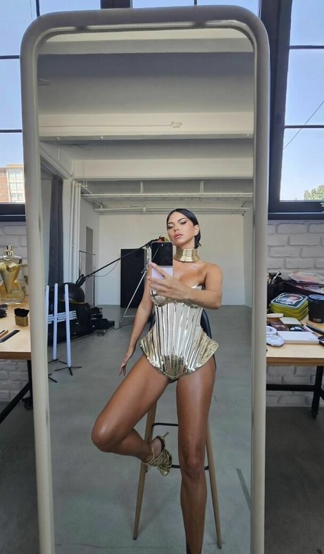 Apostoleanu スター ヌード ギャラリー