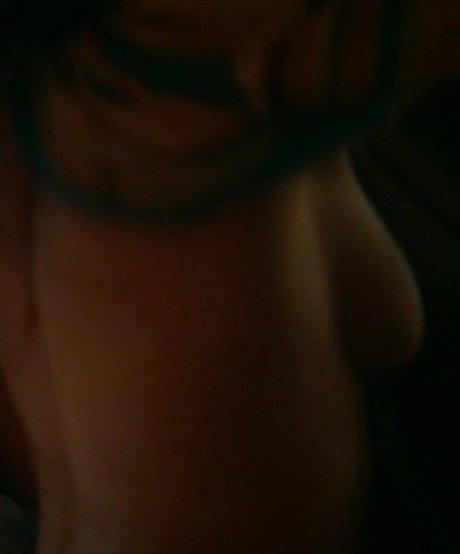 Emma Mackey ヌードモデル 写真