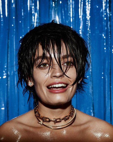 Emma Mackey セクシーなスター 画像