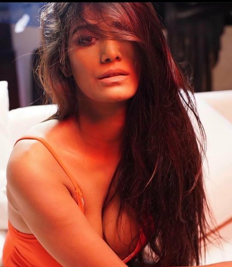 美しい黒檀のオンリーファンズ アダルト 画像