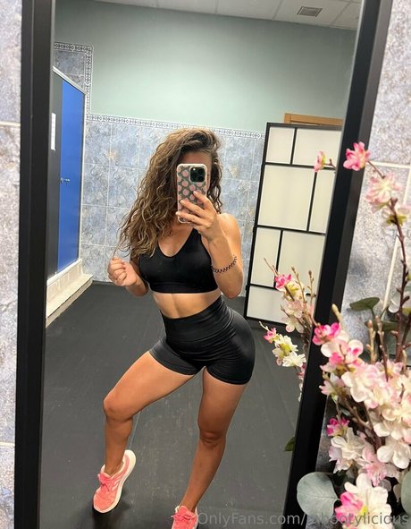 巨乳ストリップオンリーファンズ 美しい 写真