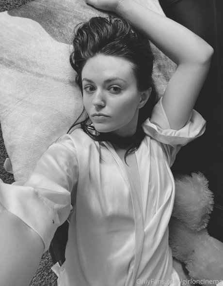 スキニーオンリーファンズ セクシーヌード 写真