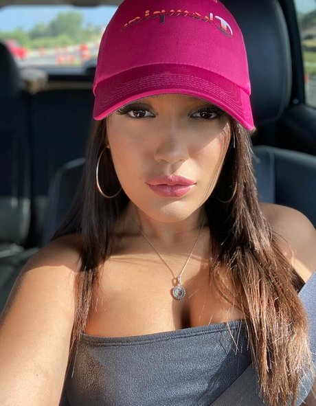 巨乳の熟女オンリーファンズ セクシーヌード ギャラリー