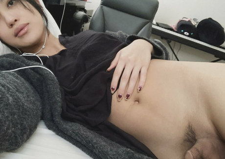 曲線美のクーガーオンリーファンズ 美しい裸 写真