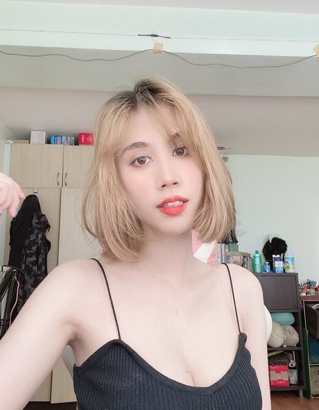 細くて小さなおっぱいオンリーファンズ アダルト 画像