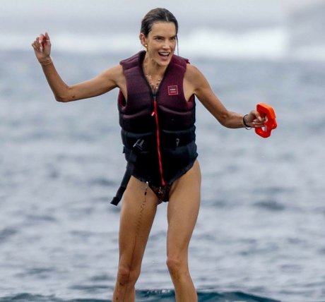 垂れ乳オンリーファンズ パーフェクト 写真