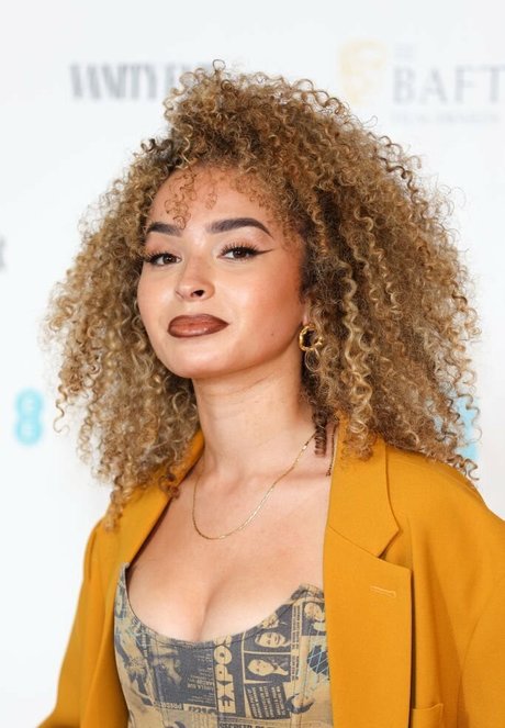 Ella Eyre ポルノスター ベスト 写真