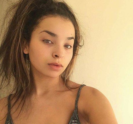 Ella Eyre ポルノスター アート 写真