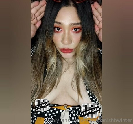 公共の場での猫のオンリーファンズ セクシーヌード 写真