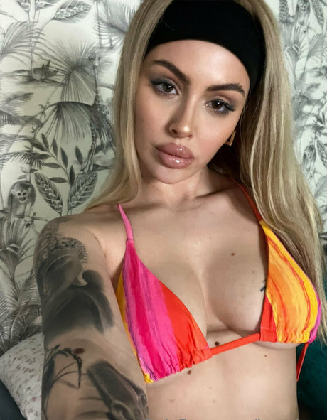 金髪巨乳オンリーファンズ セクシーヌード 写真