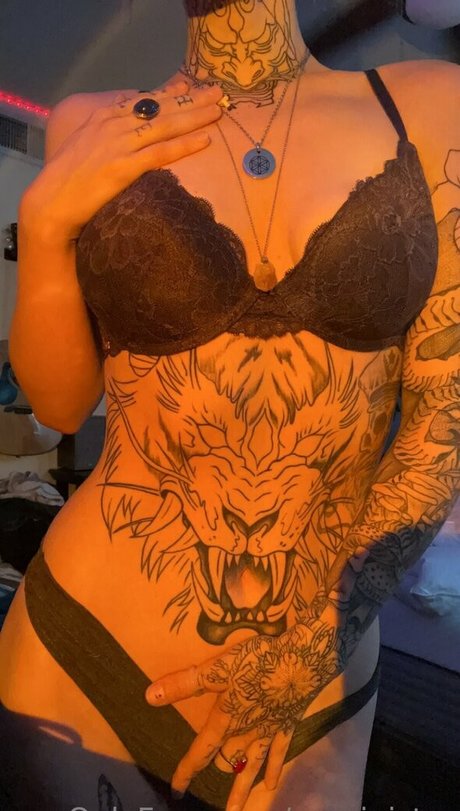 savsinister 裸のモデル 写真