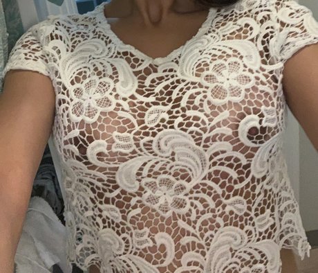 オイルを塗った巨乳オンリーファンズ ホット 写真