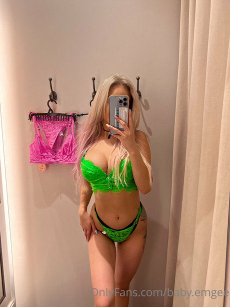 baby emgee ポルノ女優 写真