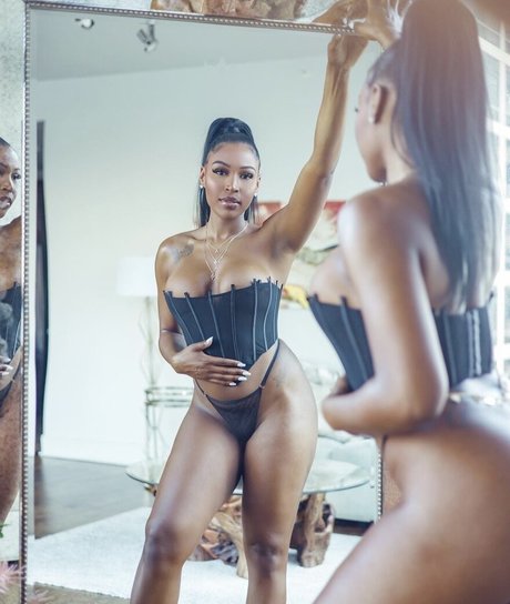 太めのブロンドオンリーファンズ セクシーヌード 画像