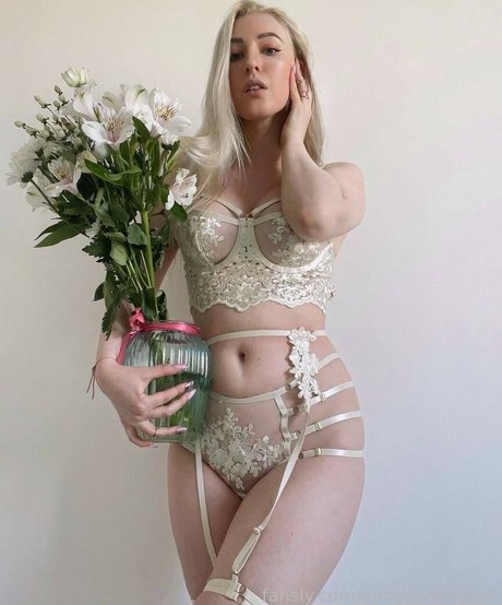 Alice Warmheart エロティック女優 画像