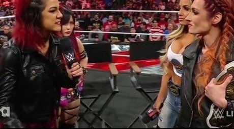 Bayley トップモデル 写真