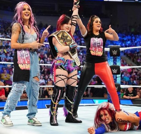Bayley 裸のポルノスター 写真