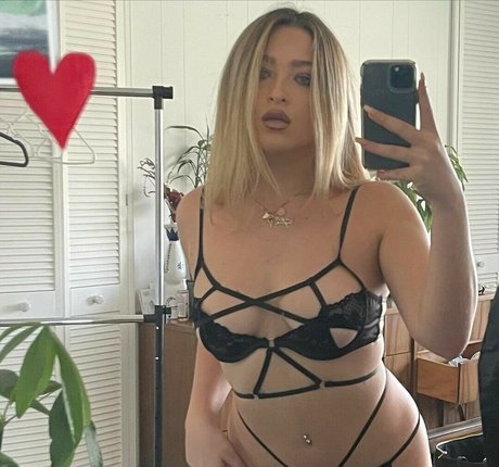 Scarlet Aviram ポルノスター 素敵 写真