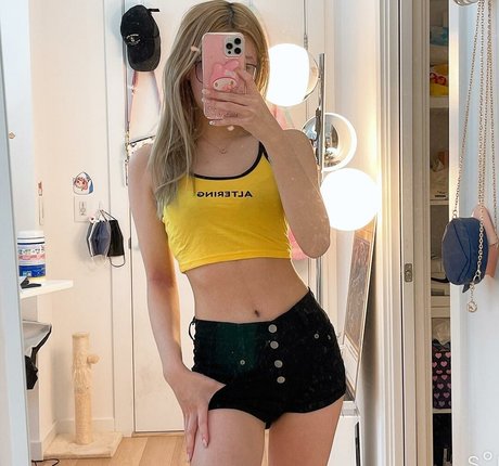 足を舐めるオンリーファンズ セクシーヌード 写真