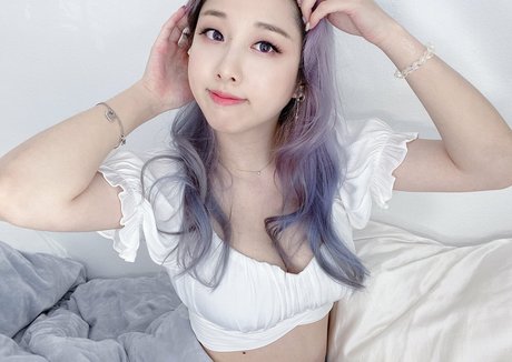 毛深いオンリーファンズ エロチック 写真