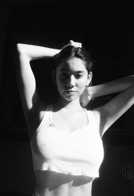 Desiree Flores 裸のモデル 写真