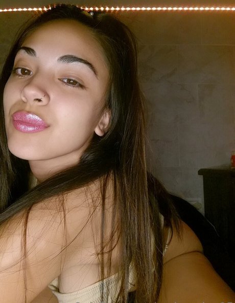 茶色の目のキティオンリーファンズ ヌード 画像