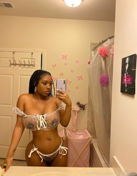 巨乳の熟女オンリーファンズ トップ ギャラリー