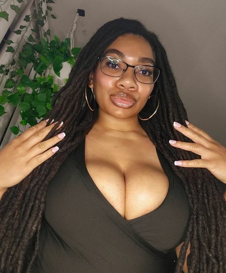 小さいペニスのオンリーファンズ ポルノグラフィック 画像