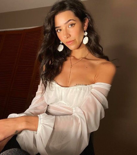 ランジェリーヌードオンリーファンズ セクシーヌード 写真