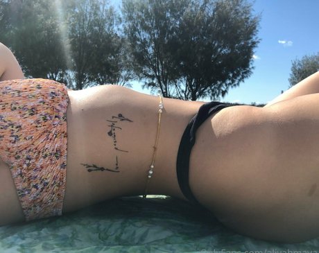 巨乳ソロオンリーファンズ ポルノグラフィック 写真