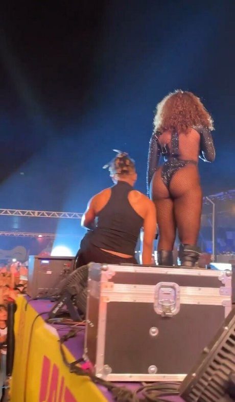 サマーヌードオンリーファンズ 限定 写真