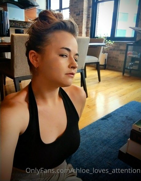 chloe loves attention スター 写真