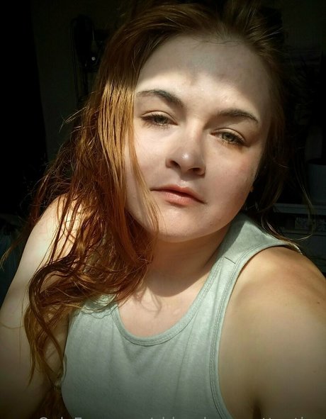 chloe loves attention profile image