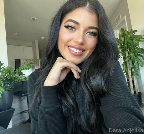 Daraanjelika エロティックなモデル 写真