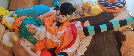 足を舐めるオンリーファンズ アート裸 画像