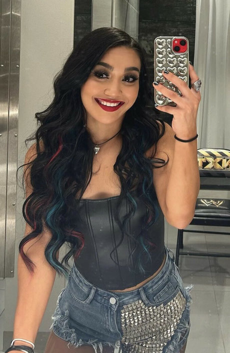 曲線美のラテン系オンリーファンズ アートヌード 写真