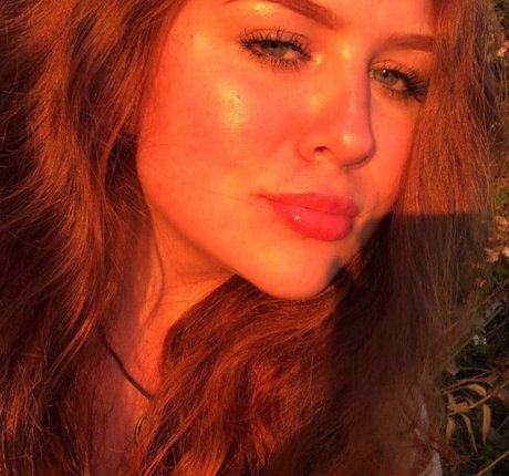 allnaturalaurora かわいいポルノスター 写真