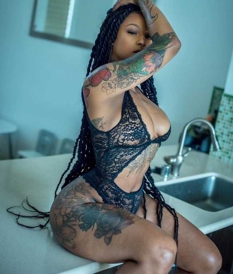 Mizz Twerksum エロティックなモデル 写真