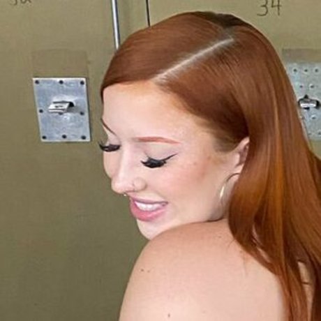 毛深い足のオンリーファンズ 美しいヌード 写真
